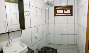 Ванная комната в Chalé serra - natureza, trilha, cachoeira e quadriciclos
