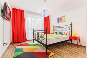 ブラショヴにあるBWA Coresiのベッドルーム1室(ベッド1台、赤いカーテン付)