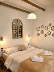 a bedroom with two beds and a chandelier at Foleza - Bed and breakfast in Vlorë