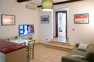 Телевизор и/или развлекательный центр в Giulia House via dell Ariento 5 Firenze