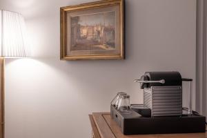 Utensilios para hacer té y café en Hotel Manos Stephanie