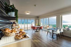 een keuken en eetkamer met een tafel en stoelen bij Hotel Village Campofelice in Tenero