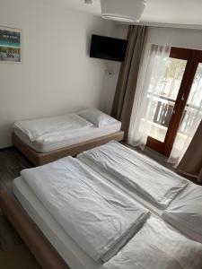 Łóżko lub łóżka w pokoju w obiekcie La Irmania Pension