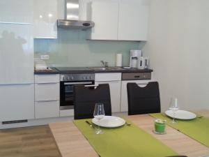 Kuchnia lub aneks kuchenny w obiekcie PENTHOUSE Griemann 1 mit Infrarotkabine und eigener Dachterrasse für max 4 Personen