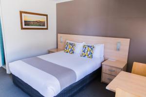een hotelkamer met een bed en een bureau bij Kite Street Units in Orange