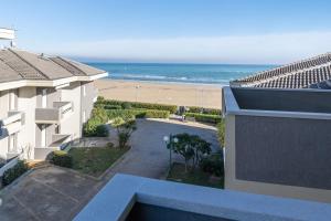 - un balcon offrant une vue sur la plage dans l'établissement Green Marine L14 Silvi Vacanza, à Silvi Marina