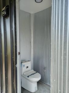 een badkamer met een wit toilet in een kamer bij Thara Hidden Camp in Khao Kho