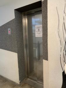 un ascensor en un edificio con un cartel en Landmark am Kracauerplatz, en Berlín