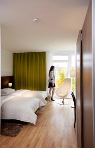 A bed or beds in a room at Wesenufer Hotel & Seminarkultur an der Donau