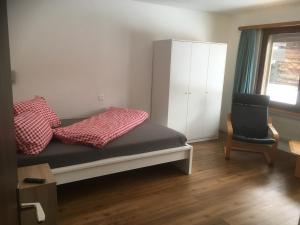 ザース・グルントにあるApartments Carmenaの小さなベッドルーム(ベッド1台、椅子付)