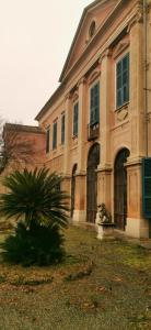 un gran edificio con una palmera delante en Il Castello di Bubbio, en Bubbio