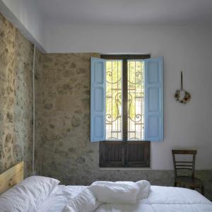En eller flere senge i et værelse på Villa Serrano La casa rural de los mil suelos