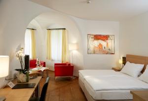 A bed or beds in a room at Wesenufer Hotel & Seminarkultur an der Donau Még 37 kép