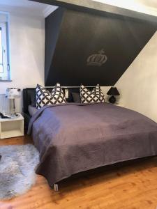 sypialnia z dużym łóżkiem z czarnym zagłówkiem w obiekcie Apartment Elegance 2.0 w mieście Höheischweiler