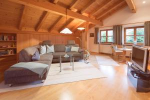 TV a/nebo společenská místnost v ubytování Haus Gstatter inkl. Chiemgaukarte