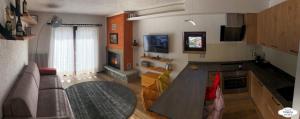 ein Wohnzimmer mit einem Sofa und einem Kamin in der Unterkunft Vittoria Casa Vacanza in Madesimo