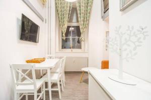 Μια τηλεόραση ή/και κέντρο ψυχαγωγίας στο Apartma N'Poznam Tobačna +21 φωτογραφίες