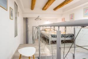 Ένα ή περισσότερα κρεβάτια σε δωμάτιο στο Apartma N'Poznam Tobačna