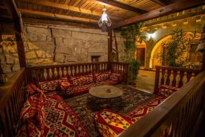 Postel nebo postele na pokoji v ubytování Stone House Cave Hotel