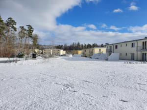 Küstenliebe 8 في غرال موريتز: موقف فاضي مع ثلج على الارض