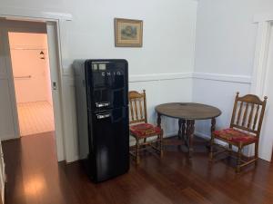 einen schwarzen Kühlschrank in einem Zimmer mit einem Tisch in der Unterkunft Parker st in Cootamundra