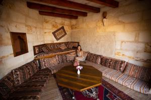 Posezení v ubytování Stone House Cave Hotel