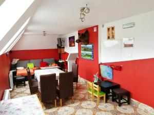 a living room with a table and a dining room at Dom Wczasowy Kazik in Maniowy