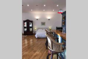 1 dormitorio con 1 cama, mesa y sillas en The Loft @ Clifden Bay Apartments, en Clifden