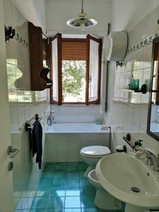 リド・ディ・フォンディにあるVilla Lidoのバスルーム(洗面台、トイレ、バスタブ付)