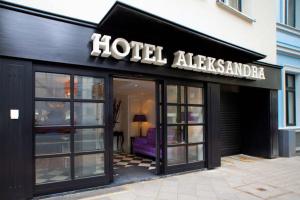 um sinal de hotel alaskanara na frente de um edifício em Hotel Aleksandra em Düsseldorf