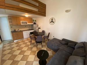 Kuchyňa alebo kuchynka v ubytovaní Apartments Anđela