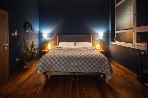Tempat tidur dalam kamar di LOTUS LUXURY Apartments