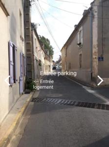 une image d'une rue vide avec les mots parking de bureau dans l'établissement Promo Studio Wi-Fi à Courseulles-sur-Mer au 1er étage, à Courseulles-sur-Mer
