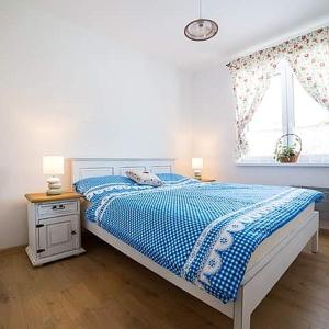 - une chambre blanche avec un lit et une fenêtre dans l'établissement Domčeky Sabinka a Melinka, à Valča