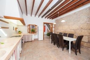 uma cozinha e sala de jantar com mesa e cadeiras em CA NA BLANCA em Alcudia