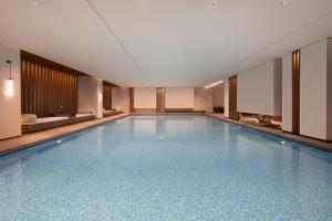 uma grande piscina num quarto de hotel em Grand WUJI Hotel, in The Unbound Collection by Hyatt em Nanquim