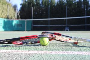 Instalaciones para jugar a tenis o squash en Crisol Jardines de Córdoba o alrededores