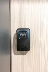 zamknięcie klamki na drewnianych drzwiach w obiekcie Apartament 5k Szczecin w Szczecinie