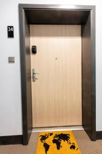otwarte drzwi z dywanem przed nim w obiekcie Apartament 5k Szczecin w Szczecinie