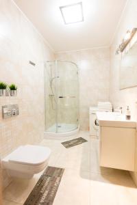 łazienka z toaletą, umywalką i prysznicem w obiekcie Apartament 5k Szczecin w Szczecinie +19 zdjęć