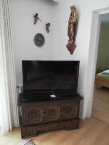 バート・イシュルにあるHaus Aschauの室内の木製スタンド(薄型テレビ付)