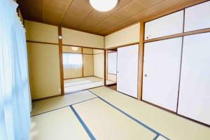 Fotografija v galeriji nastanitve 48坪！道後温泉付近駐車場有り清潔さと設備の充実さが高評価 大切な家族仲間と広々とくつろげます v mestu Matsuyama