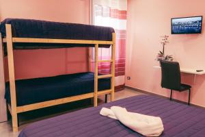 Katil dua tingkat atau katil-katil dua tingkat dalam bilik di Affittacamere Orchidea