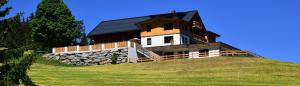 una casa in cima a una collina erbosa di Gut Maierlehen a Radstadt