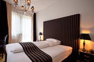 Säng eller sängar i ett rum på Hotel Aleksandra
