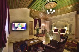 TV a/nebo společenská místnost v ubytování Stone House Cave Hotel