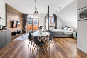 Televízia a/alebo spoločenská miestnosť v ubytovaní WILLA JAROSTA & SPA, AC -free parking