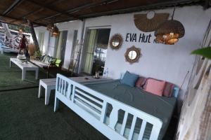 Khu vực ghế ngồi tại EVA HUT Mui Ne Beach Hostel