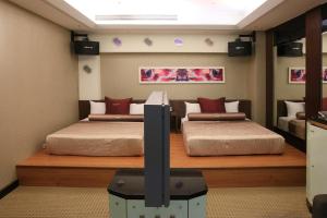 In-stone Motel 객실 침대