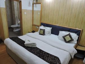 Postel nebo postele na pokoji v ubytování Hotel Chaman Palace + 28 fotografií